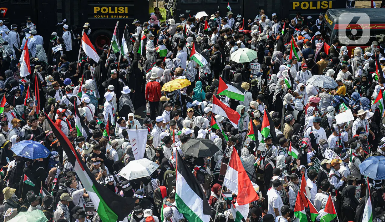 Dukungan mereka untuk pembebasan Palestina itu semakin kompak dengan berbagai atribut yang dibawa. (Liputan6.com/Faizal Fanani)