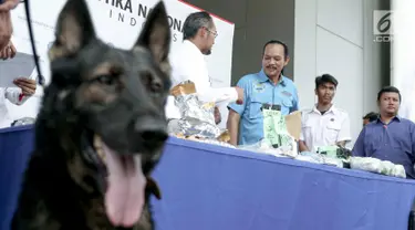 Para tersangka dihadirkan saat rilis penyelundupan narkoba jaringan Malaysia di Gedung BNN, Jakarta, Selasa (16/10). BNN berhasil menggagalkan penyelundupan 14,6 kg sabu dan 63.573 ekstasi dari 4 kasus berbeda. (Liputan6.com/Immanuel Antonius)