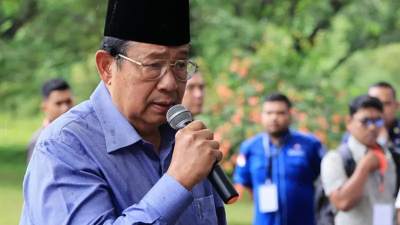 Presiden ke-6 RI Susilo Bambang Yudhoyono (SBY) berziarah ke Makam Kuburan Massal Siron, Aceh, Senin (25/12/2023). (Foto: Partai Demokrat)