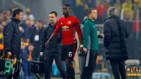 Gelandang Manchester United Paul Pogba mengalami cedera saat menjalani laga kontra Fenerbahce di Istanbul, Kamis (3/11/2016). (Reuters/Murad Sezer)