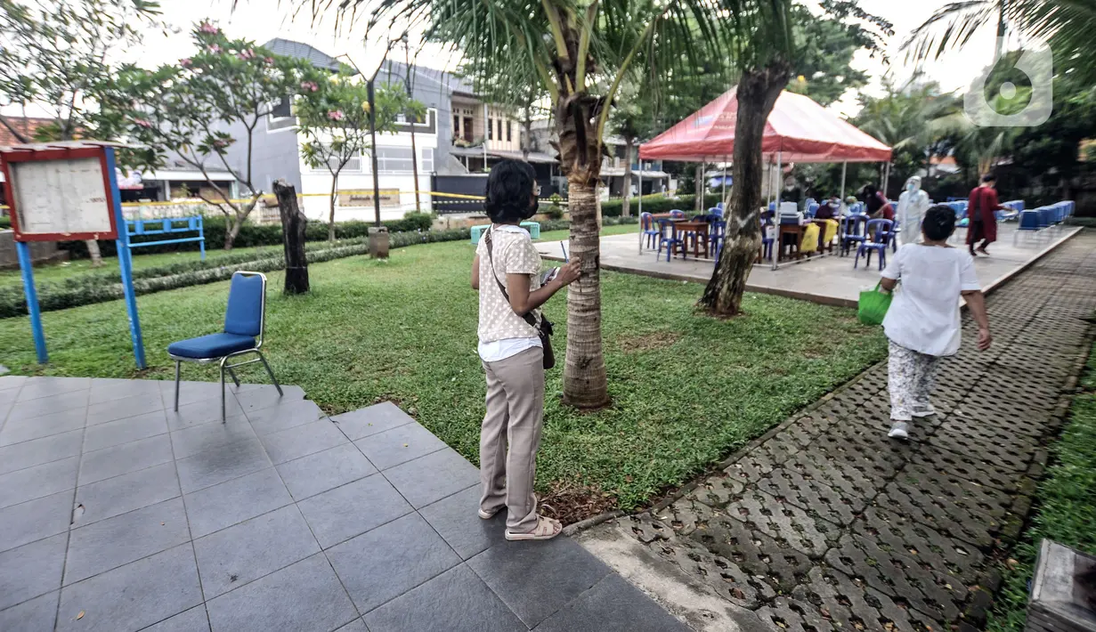 Warga mendatangi lokasi tes usap PCR di Taman Pintar, Kayu Putih, Pulogadung, Jakarta Timur, Selasa (8/6/2021). Warga RW 09 dan 10 Kelurahan Kayu Putih kembali menjalani tes usap PCR guna mengantisipasi penyebaran COVID-19 di wilayah mereka. (merdeka.com/Iqbal S. Nugroho)