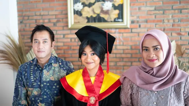 8 Momen Wisuda Online Siti Adira Kania, Ditemani Aldi Bragi dan Ikke Nurjanah