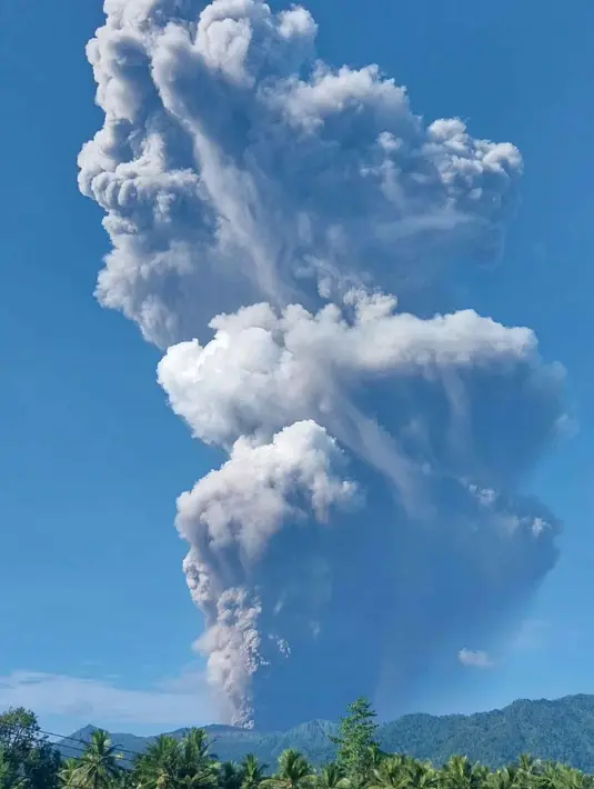 Gunung yang berada di Kabupaten Halmahera Utara, Maluku Utara, erupsi pada Jumat 8 Mei 2026 sekitar pukul 07:41 WIT. Tampak dalam foto yang dirilis oleh Badan Nasional Penanggulangan Bencana Indonesia (BNPB) pada Jumat 8 Mei 2026 menunjukkan asap yang mengepul dari letusan Gunung Dukono seperti yang terlihat dari Tobelo, Maluku Utara. (Foto: Handout/Badan Penanggulangan Bencana Indonesia (BNPB)/AFP)