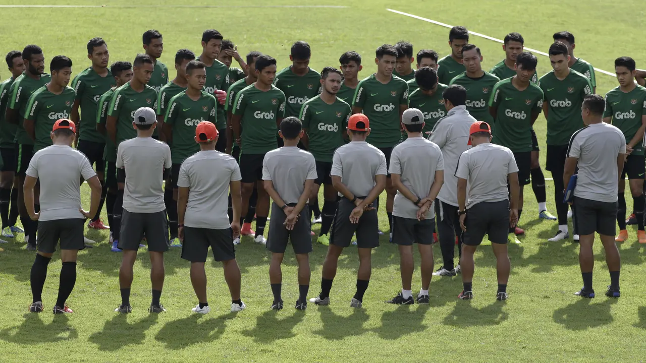 Para pemain Timnas Indonesia U-22 mendengarkan instruksi dari Indra Sjafri. (Bola.com/Yoppy Renato)