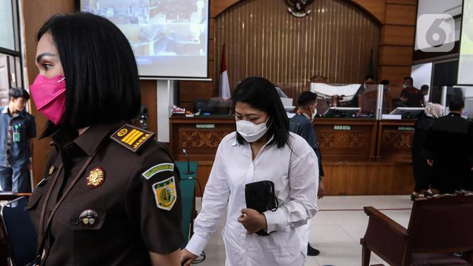 Terdakwa Putri Candrawathi usai menjalani sidang lanjutan dalam kasus pembunuhan Brigadir Yosua Hutabarat dengan agenda sidang pembacaan tuntutan oleh Jaksa Penuntut Umum di Pengadilan Negeri Jakarta Selatan, Rabu (18/1/2023). Putri dinilai terbukti melanggar Pasal 340 juncto Pasal 55 ayat (1) ke-1 Kitab Undang-undang Hukum Pidana (KUHP). (Liputan6.com/Johan Tallo)