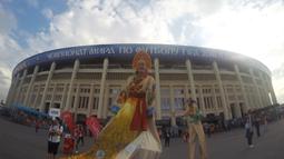 Baru tiba di Stadion Luzhniki, Moskow, saya langsung disuguhkan aksi penari cantik Rusia. Penari ini beratraksi menghibur para suporter yang datang untuk menyaksikan laga Inggris melawan Kroasia. (Bola.com/Okie Prabhowo)