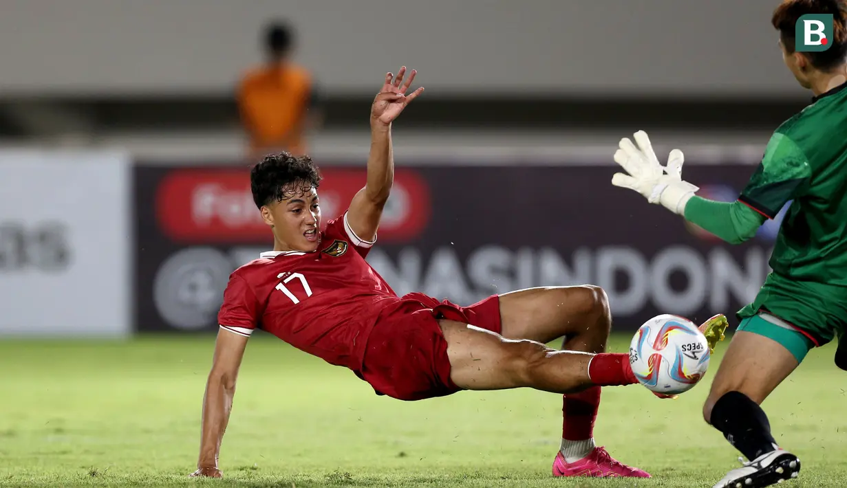 Pemain Timnas Indonesia U-23, Rafael William Struick (kiri), berusaha merebut bola setelah tendangan penaltinya digagalkan kiper Chinese Taipei U-23, Chang Hsiang-Chun, dalam pertandingan Grup K Kualifikasi Piala Asia U-23 2024 di Stadion Manahan, Solo, Sabtu (9/9/2023). (Bola.com/Arief Bagus Prasetiyo)
