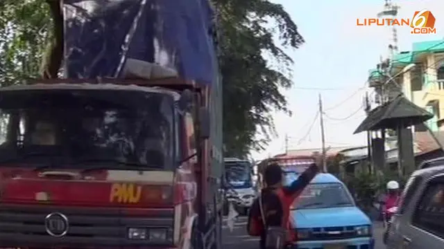 Truk Tabrak Pohon