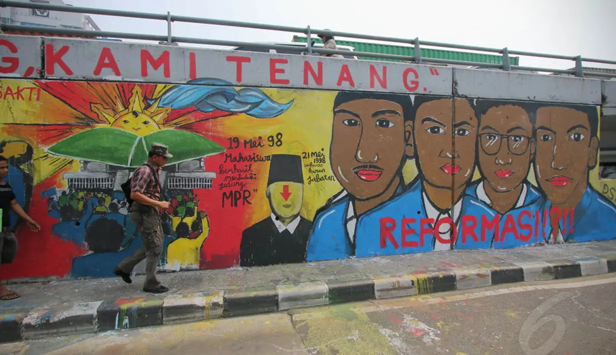 Dalam mural “Prasasti Tragedi Trisakti dan Mei 1998” terdapat lukisan wajah empat orang mahasiwa yang menjadi korban pada tragedi tersebut, Selasa (14/5/14). (Liputan6.com/Faizal Fanani)