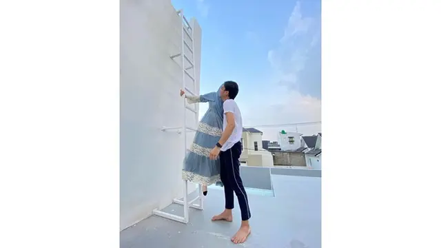 6 Momen Dinda Hauw Difoto Rey Mbayang di Atap Rumah, Hasilnya Keren