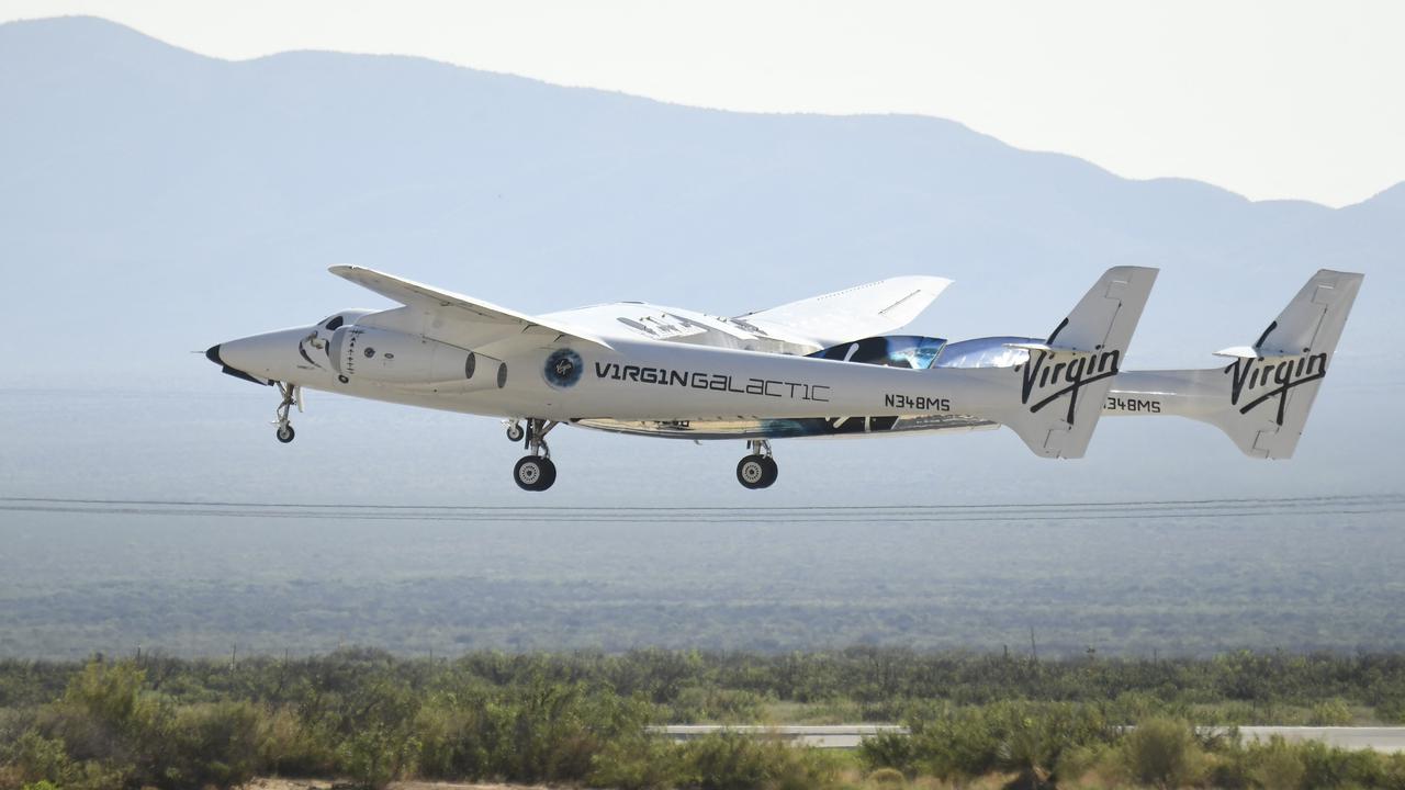 Pesawat ruang angkasa Virgin Galactic SpaceShipTwo Unity terbang di Spaceport America, dekat Truth and Consequences, New Mexico pada 11 Juli 2021 sebelum melakukan perjalanan ke cocmos. Patrick T. FALLON / AFP