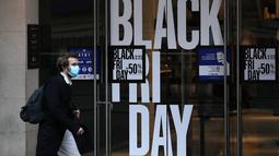 Seorang pria berjalan melewati poster "Black Friday" di Paris, Prancis, pada 4 Desember 2020. Sempat ditunda selama sepekan akibat karantina wilayah (lockdown) nasional, pesta belanja tahunan "Black Friday" di Prancis akhirnya dimulai pada Jumat (4/12). (Xinhua/Gao Jing)