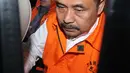 Kepala Dinas Pendidikan dan Kebudayaan Kabupaten Cianjur Cecep Sobandi bersama Bupati Cianjur Irvan Rivano Muchtar berada di dalam mobil usai menjalani pemeriksaan di gedung KPK, Jakarta, Kamis (13/12). (Liputan6.com/Herman Zakharia)
