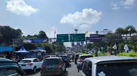 Lalu lintas mengarah Puncak, Bogor, Kamis (5/5/2022). (Liputan6.com/ Achmad Sudarno)