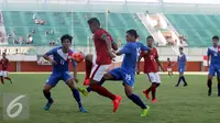 Pesepakbola Timnas U-19  Muhammad Dimas Drajat (tengah) dibayangi dua pemain Filipina U-19 pada International Friendly Match di Stadion Maguwoharjo, Sleman, Jumat (19/8). Indonesia menang dengan skor 3-1. (Liputan6.com/Boy Harjanto)
