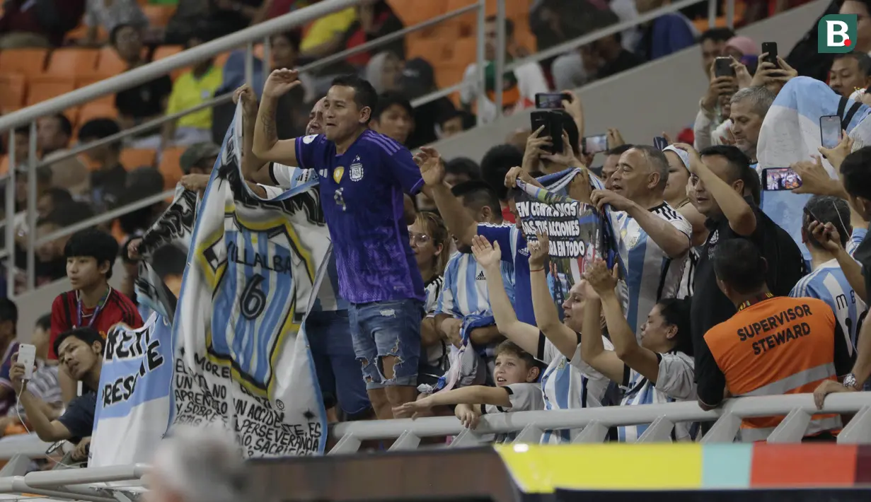 <p>Selebrasi para suporter Argentina setelah Timnas Argentina U-17 memastikan kemenangan 4-0 atas Timnas Polandia U-17 pada laga ketiga Grup D Piala Dunia U-17 2023 di Jakarta International Stadium (JIS), Jakarta Utara, Jumat (17/11/2023). (Bola.com/Ikhwan Yanuar)</p>