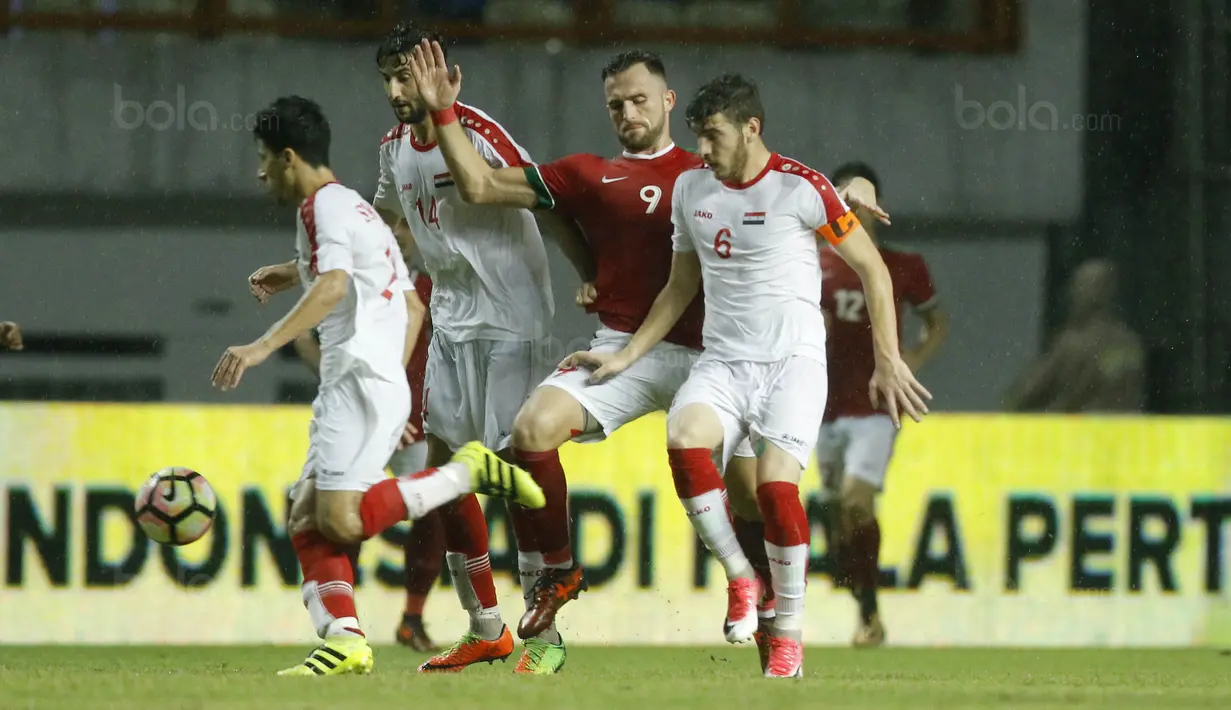 Striker Indonesia, Ilija Spasojevic, berusaha merebut bola dari pemain Suriah U-23 di Stadion Wibawa Mukti, Cikarang, Sabtu (18/11/2017). Indonesia kalah 0-1 dari Suriah U-23. (Bola.com/ M Iqbal Ichsan)