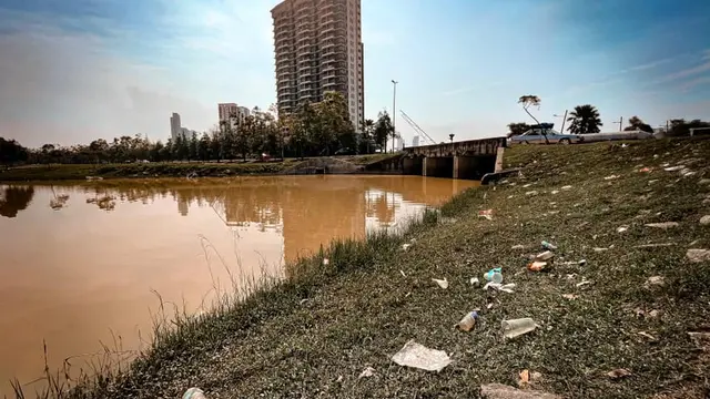 Tak Ada Pesta, Pria Ini Rayakan Ulang Tahun Dengan Membersihkan Sampah di Danau.