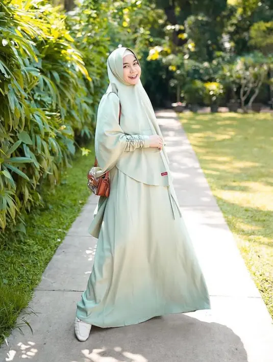 Untuk tampilan kasual, Anisa memilih gamis warna hijau sage dan hijab warna senada yang segar. (Instagram/anisarahma_12).
