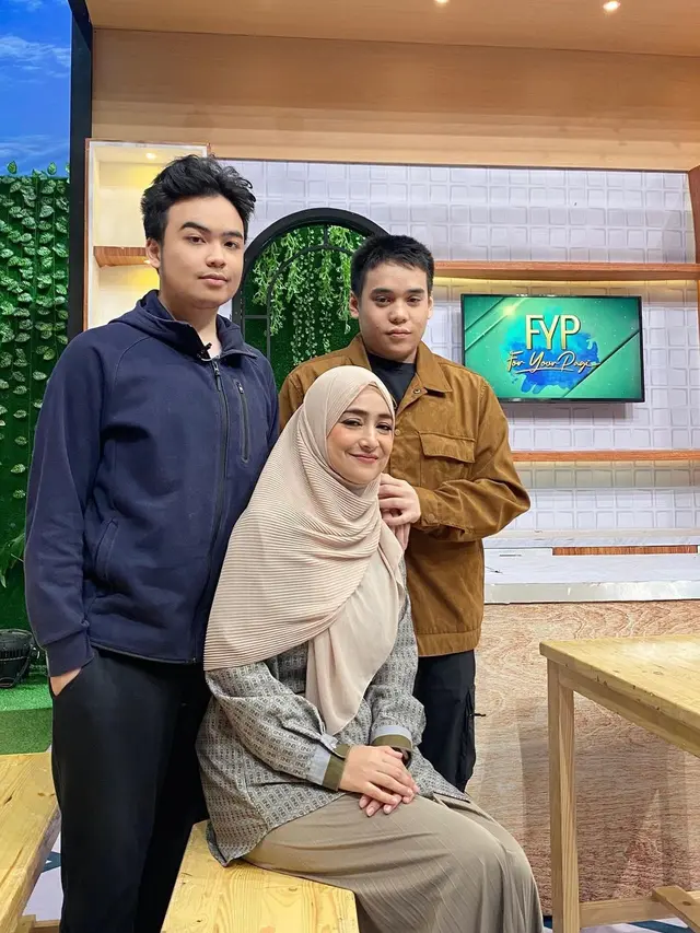 7 Potret Kebersamaan Cindy Fatikasari dengan Anak Kembarnya, Jarang Tersorot
