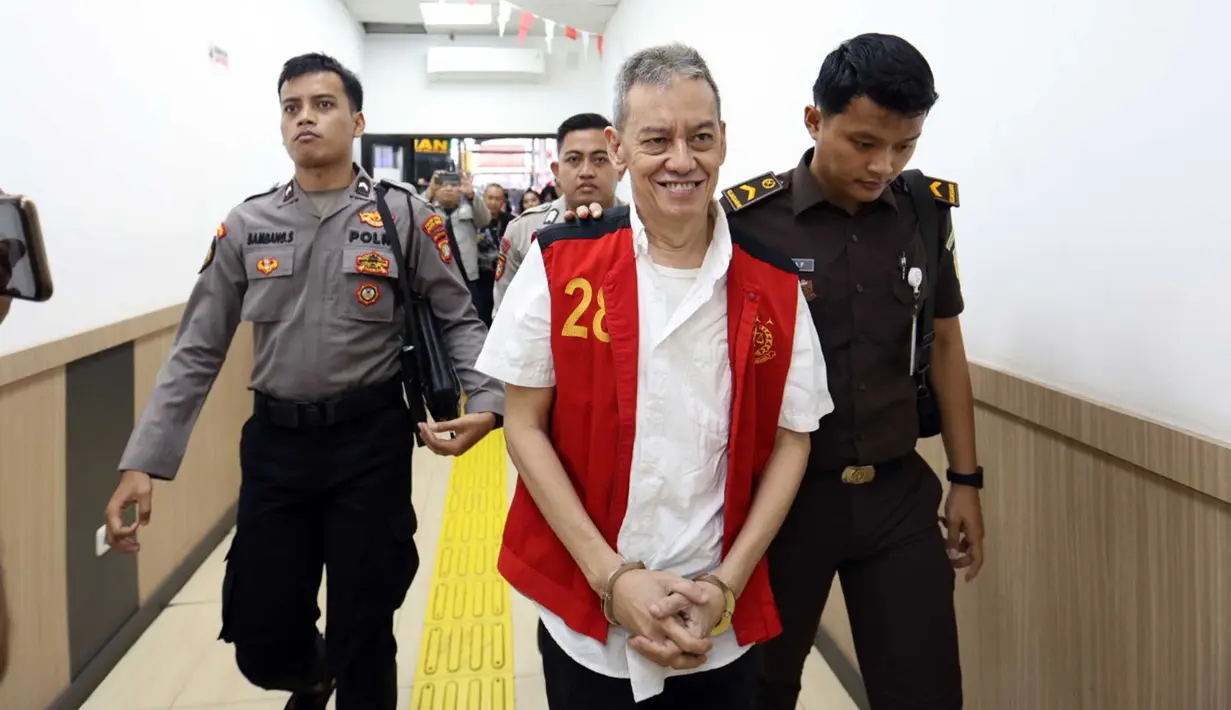 Fariz Roestam Moenaf alias Fariz RM kembali mengikuti sidang lanjutan kasus dugaan penyalahgunaan narkotika di Pengadilan Negeri Jakarta Selatan pada Senin (11/8/2025). (KapanLagi.com/Budy Santoso)