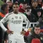 Bek Real Madrid, Trent Alexander-Arnold, menunggu untuk masuk sebagai pemain pengganti dalam pertandingan sepak bola fase liga Liga Champions UEFA antara Liverpool dan Real Madrid di Anfield, Liverpool, Inggris barat laut, pada 4 November 2025. (Paul ELLIS / AFP)
