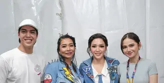 Pada Sabtu (21/9) Syifa Hadju hadir bersama El Rumi menyaksikan Maia Estianty dan Mulan Jameela. Ia pun tampil girly dengan atasan kaos lengan pendek ketat abu-abu dipadukan rok coklat pleated. [@maiaestiantyreal]