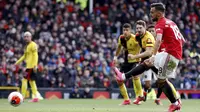 Pemain Manchester United Bruno Fernandes mencetak gol ke gawang Watford pada pertandingan Liga Inggris di Old Trafford, Manchester, Inggris, Minggu (23/2/2020). Manchester United menang 3-0. (Martin Rickett/PA via AP)