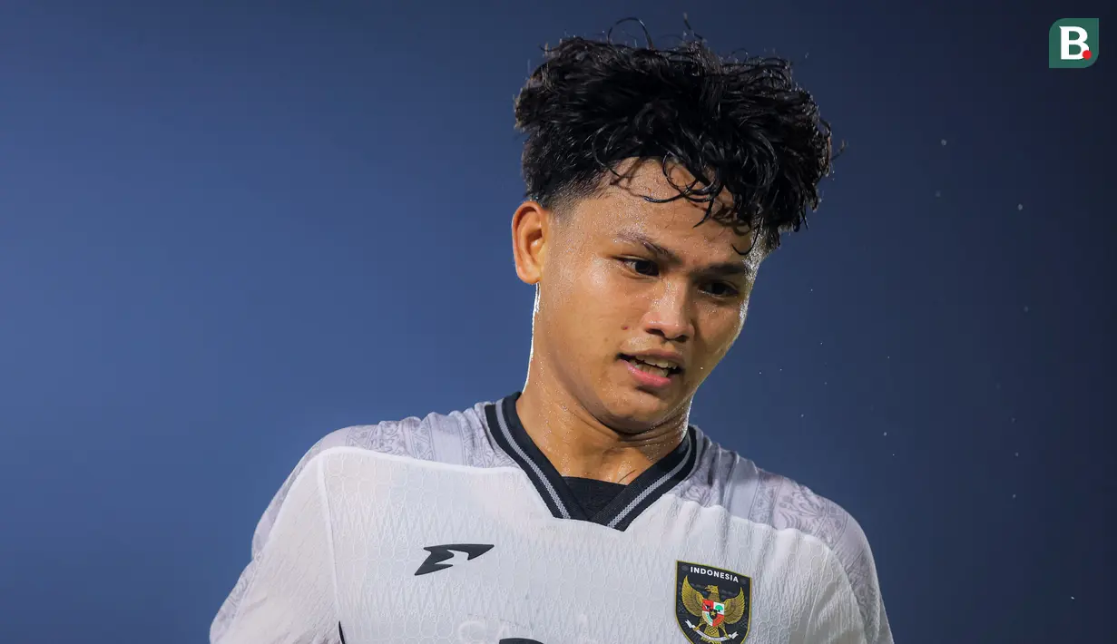 Pemain Timnas Indonesia U-22, Hokyy Caraka dalam laga uji coba melawan India di Stadion Madya, Senayan, Jakarta, Minggu (13/10/2025). (Bola.com/Bagaskara Lazuardi)