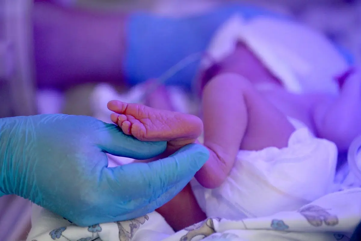Hanya Beda 15 Menit, Wanita Ini Lahirkan Bayi Kembar di 2021 dan 2022