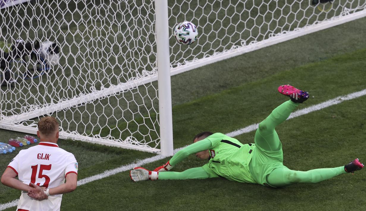 Gol bunuh diri ke-2 terjadi di laga Grup E saat Polandia menghadapi Slovakia (14/6/2021). Kiper Polandia asal Juventus, Wojciech Szczesny melakukan gol bunuh diri pada menit ke-18 yang membuat Slovakia unggul 1-0. Hasil akhir, Polandia kalah 1-2. (Foto: AP/Pool/Anton Vaganov)