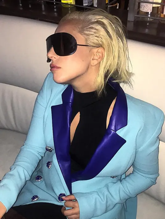 Di dalam atau luar ruangan, kacamata hitam tetap dapat menjadi pemanis tampilan Lady Gaga. (via instagram/@ladygaga)