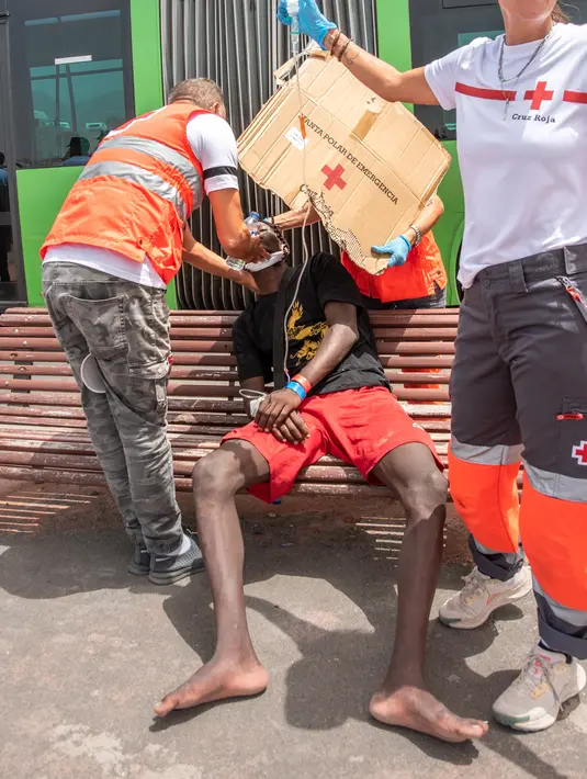 Kepulauan Spanyol telah lama menjadi daya tarik bagi para migran yang mencari kehidupan yang lebih baik di Eropa, dengan banyak kapal yang berangkat dari garis pantai Maroko, Sahara Barat, Mauritania, dan Senegal. (Handout / SPANISH RED CROSS / AFP)