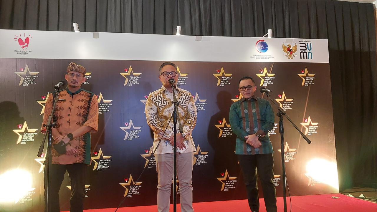 Kementerian BUMN membagikan penghargaan kepada sejumlah UMKM dan Industri Kecil Menengah (IKM)
