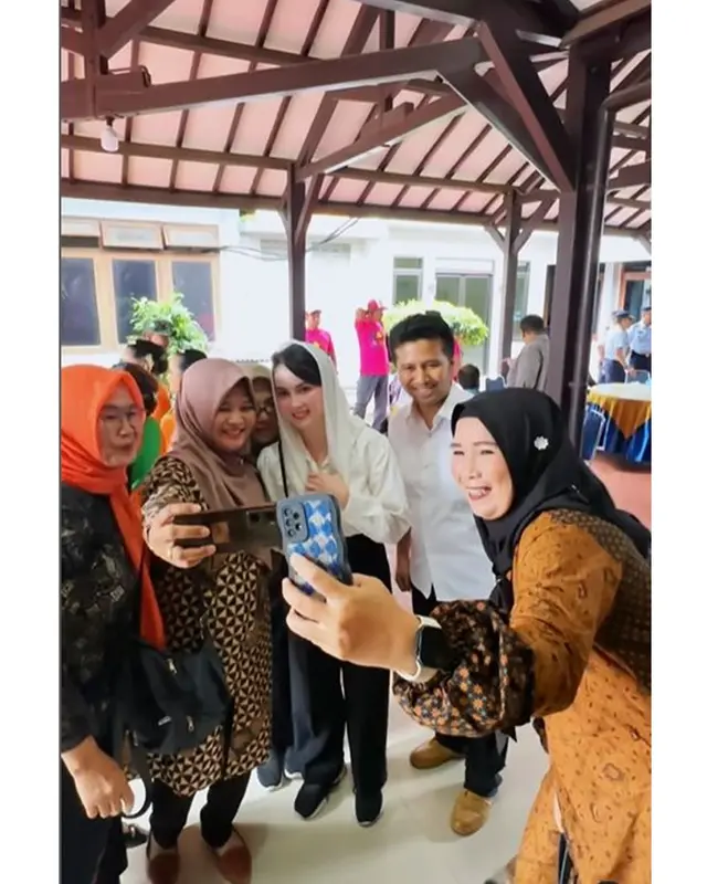 7 Momen Arumi Bachsin dan Emil Dardak sambut Jokowi di Solo usai purnatugas, berlangsung haru