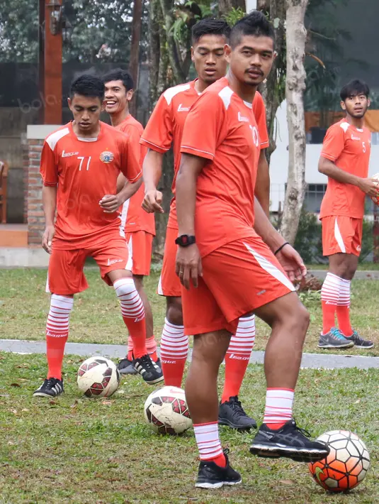 Pemain Persija Jakarta, Bambang Pamungkas saat berlatih bersama rekan-rekannya di Bandung, Sabtu (16/7/2016). (Bola.com/Nicklas Hanoatubun)