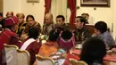 Presiden Jokowi berdialog sambil minum teh bersama para pemangku adat usai pencanangan pengakuan Hutan Adat di Istana Negara, Jakarta, Jumat (30/12). Jokowi memberikan surat pengakuan hutan adat kepada para pemangku adat. (Liputan6.com/Faizal Fanani)