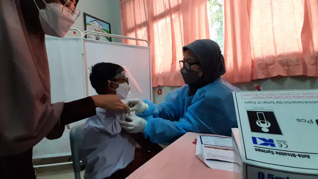 Siswa SDN Cempaka Putih No 3, Jakarta Pusat divaksinasi Covid-19 pada Selasa (14/12/2021).