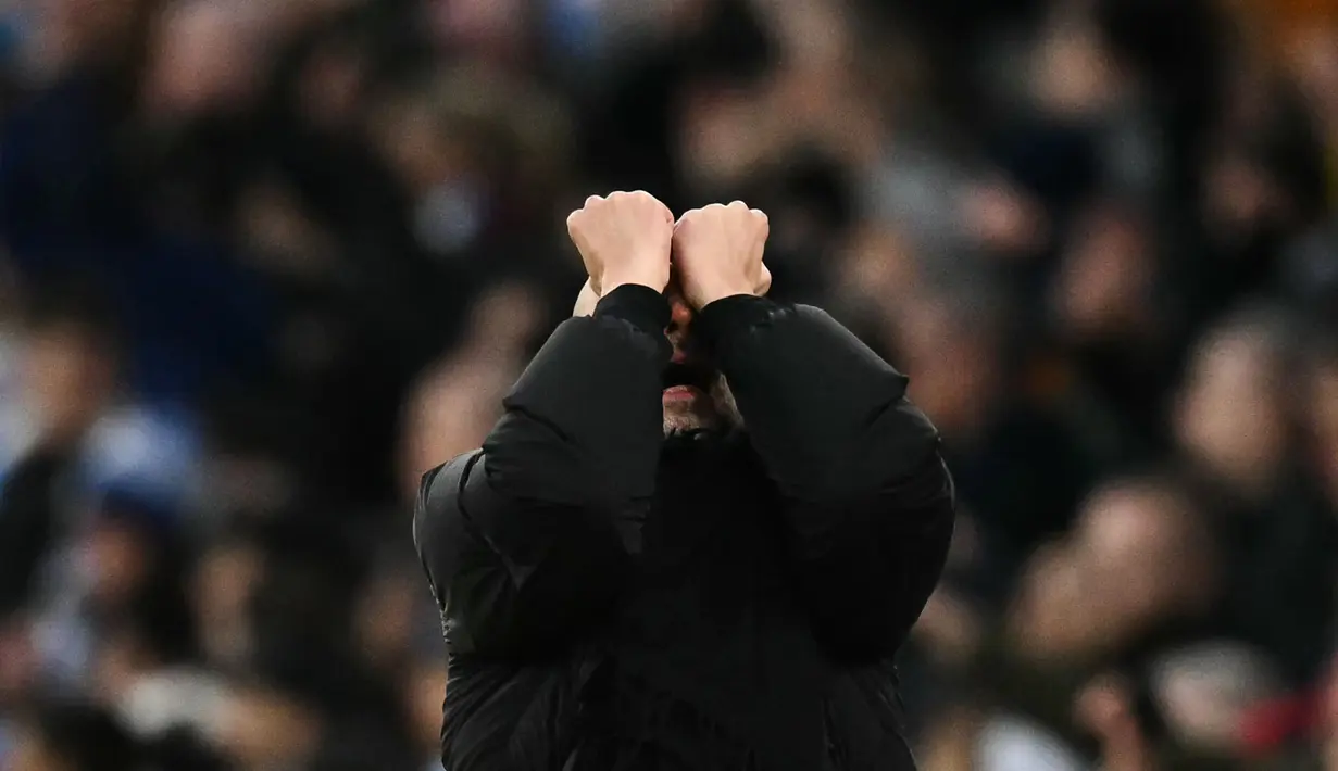 Pelatih Manchester City, Pep Guardiola saat merayakan gol kedua timnya yang dicetak oleh Erling Haaland pada laga lanjutan Liga Inggris 2024/2025 melawan West Ham di Etihad Stadium, Manchester, Inggris, Sabtu (04/01/2025). (AFP/Oli Scarff)