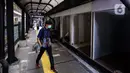 Warga melintas di depan ruko yang disiapkan untuk UMKM di stasiun Gondangdia, Jakarta, Sabtu (16/10/2021). Pembuatan ruko untuk para pedaganag di kawasan sekitar stasiun tersebut bertujuan agar terlihat lebih rapi dan modern. (Liputan6.com/Johan Tallo)