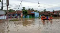 Basarnas Banten Evakuasi Warga Terdampak Banjir Di Kota Cilegon. (03/12/2020). (Yandhi Deslatama/Liputan6.com)