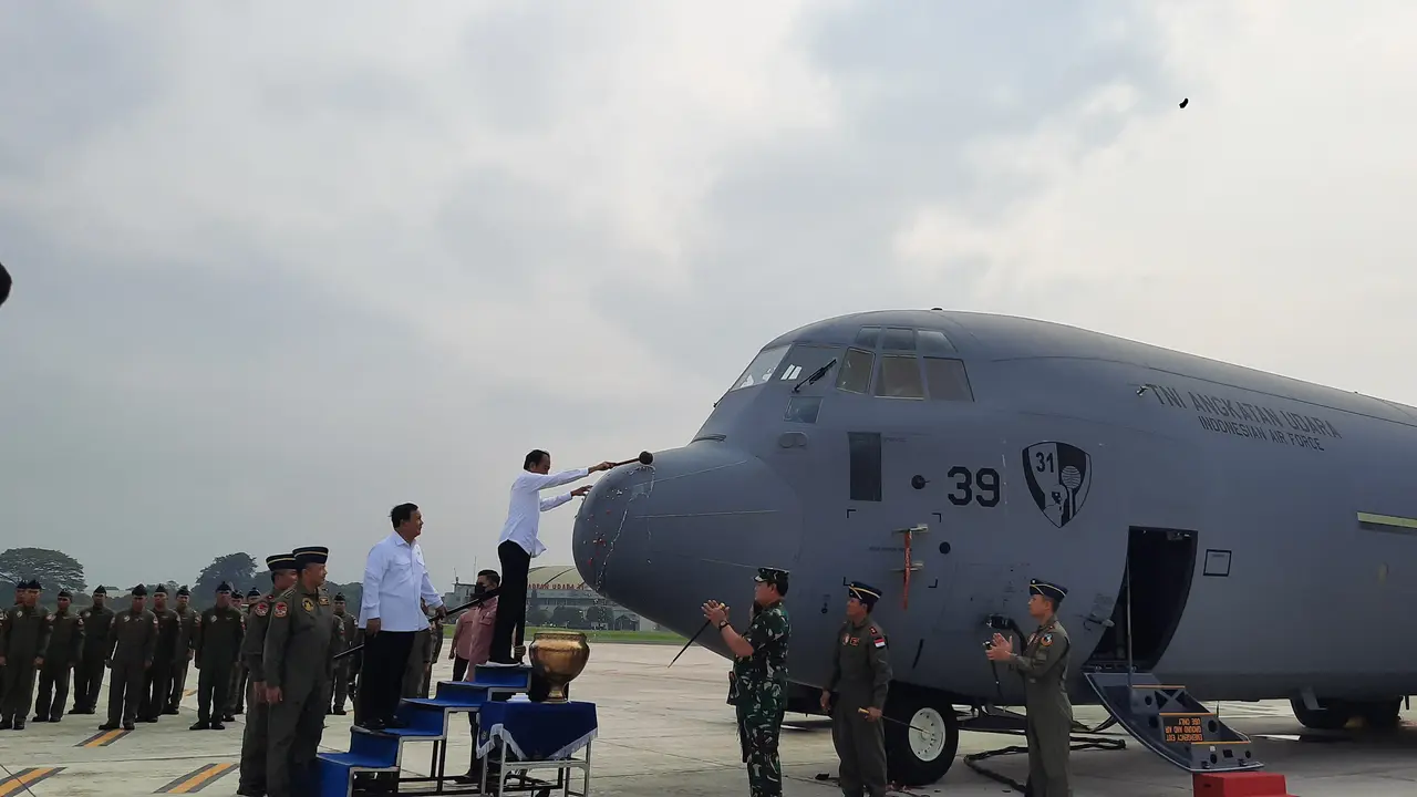 Presiden Joko Widodo atau Jokowi memuji kecanggihan pesawat Super Hercules A-1339 yang dipesan Indonesia dari Amerika Serikat.