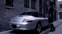 Porsche 911 itu pun siap tempur dengan membuka spoiler belakangnya saat melihat wanita seksi yang memperlihatkan kemolekan tubuhnya.
