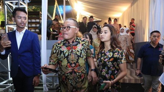 Naomi Zaskia Tampil Kompak dengan Sule di Pernikahan Siti Badriah