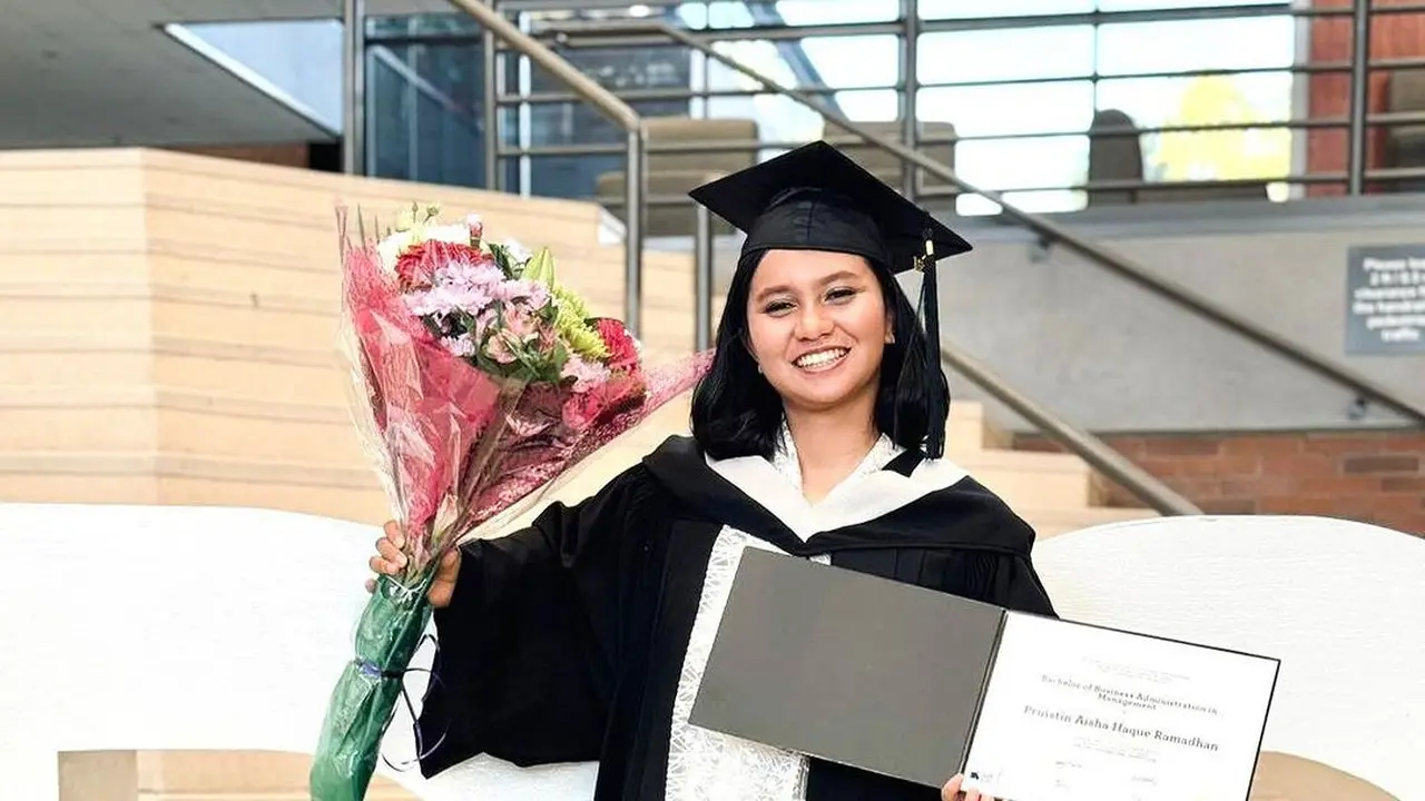 Potret wisuda Pruistin anak sulung Shahnaz Haque (Sumber: Instagram/@shahnaz.haque)