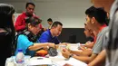 Kerabat penumpang pesawat AirAsia QZ8501 terlihat menanyakan kepastian nasib keluarganya di Crisis Centre AirAsia di Terminal 2 Bandara Juanda, Surabaya, Minggu (28/12/2014). (Liputan6.com/Johan Tallo)