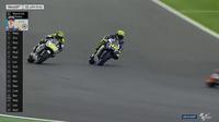 Pebalap Yamaha, Valentino Rossi (kanan), bersaing ketat dengan pebalap LCR Honda, Cal Crutchlow, dalam balapan MotoGP Inggris di Sirkuit Silverstone, Inggris, Minggu (4/9/2016). (Bola.com/Twitter/MotoGP))