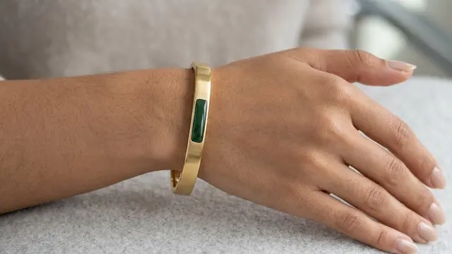 Gelang Emas Minimalis dengan Inlay Batu Alam