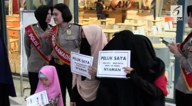 Komunitas kajian Islam bersama Komunitas Sukabumi Ngajihi menggelar acara sosial eksperimen di pusat pertokoan Kota Sukabumi. Salah satunya memberikan pelukan kepada wanita bercadar dan lelaki bercelana cingkrang.