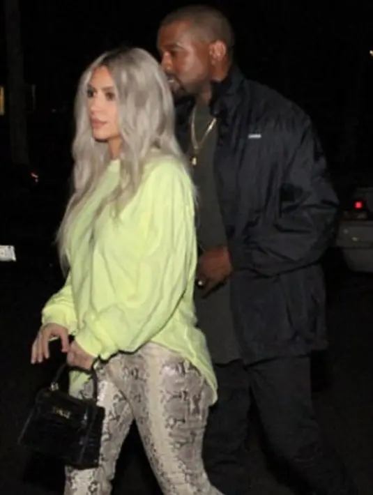 Sementara Kim Kardashian terlihat cantik dengan Sweater berwarna neon serta celana bermotif ular. (Splash News/DailyMail)